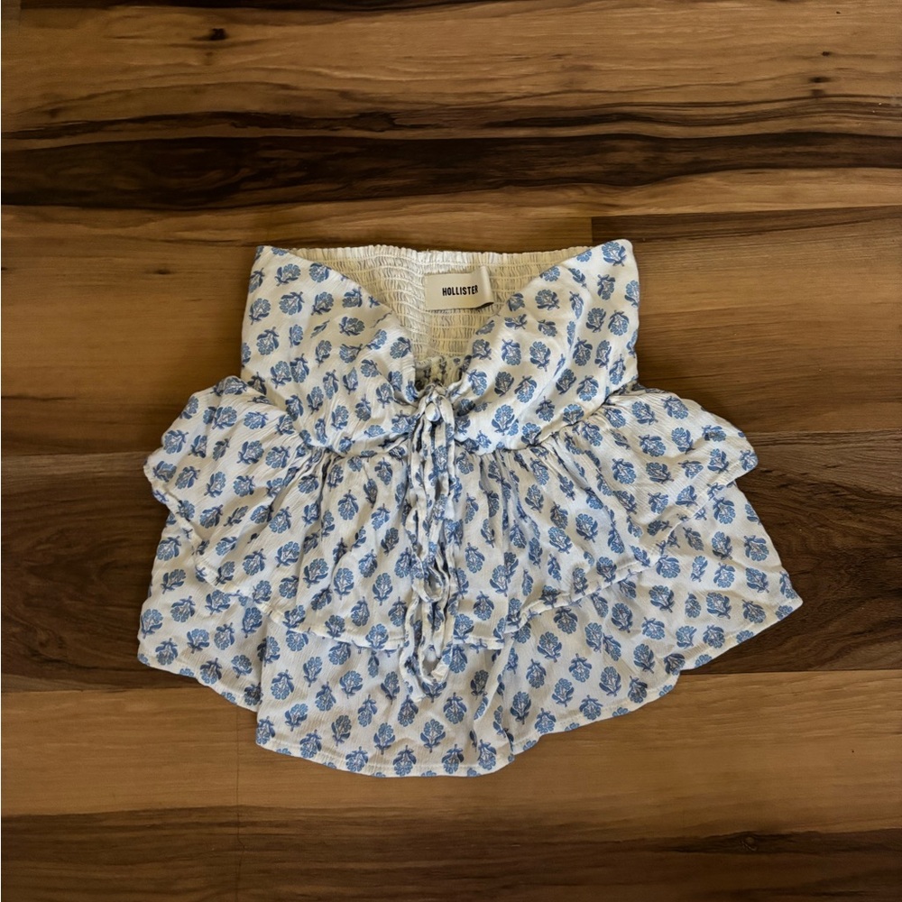 Hollister Women’s XS White and Blue Floral top